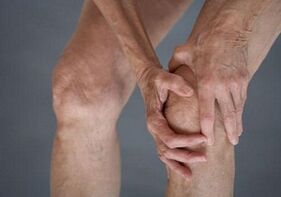 Auto -massaggio del ginocchio con osteoartrite