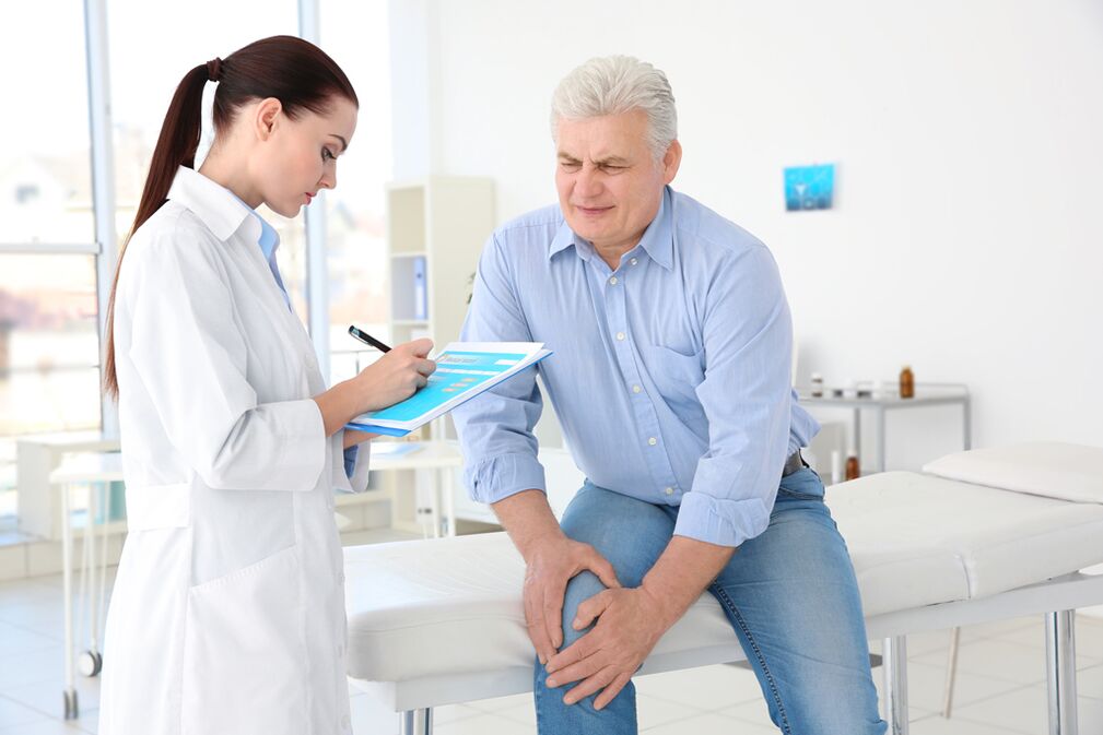 Un medico prescrive a un paziente un trattamento per l'artrosi dell'articolazione del ginocchio