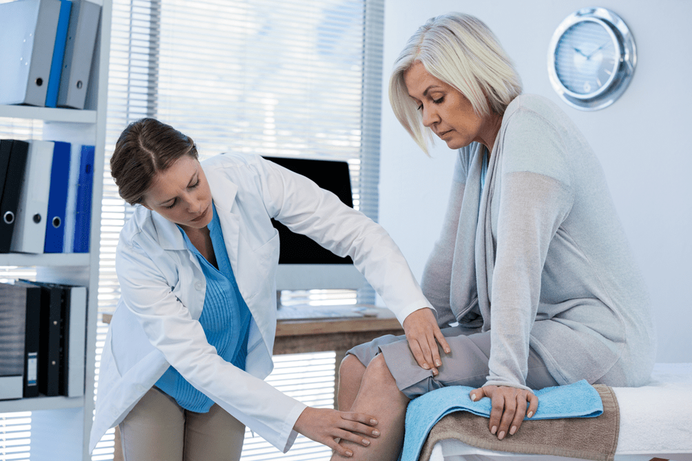 Un paziente artrosico che necessita di terapia viene visitato da un medico